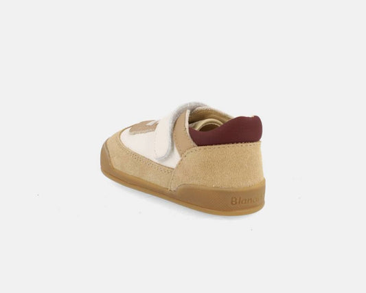 Sapatilhas Barefoot Blanditos Modena Arena em tom beige, com design anatômico e velcro para fácil calce.