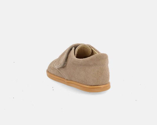 Sapatilhas Blanditos Quito Vison em camurça, vista traseira, com fecho em velcro e sola flexível.