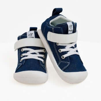 Sapatilhas Barefoot Attipas Denim Skin Shoes em azul profundo, flexíveis e antiderrapantes para crianças ativas.