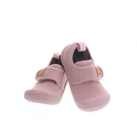Attipas Skin Shoes rosa para crianças, flexíveis, com sola antiderrapante e design minimalista ideal para pequenos ativos.