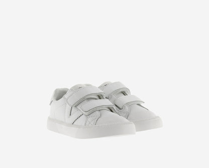 Sapatilhas Oliver Branco, modelo vegan com fecho em velcro, design minimalista e sola flexível.