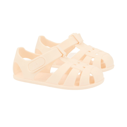 Sandálias barefoot infantis Monnëka Pearl em tom claro, com design esportivo e fecho em velcro.