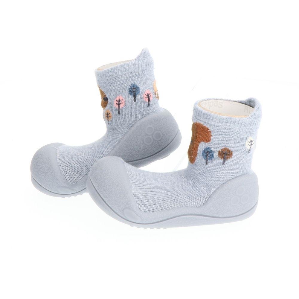 Meias para bebés Attipas Woodland em azul, design de esquilo e árvores, promovendo liberdade de movimento.