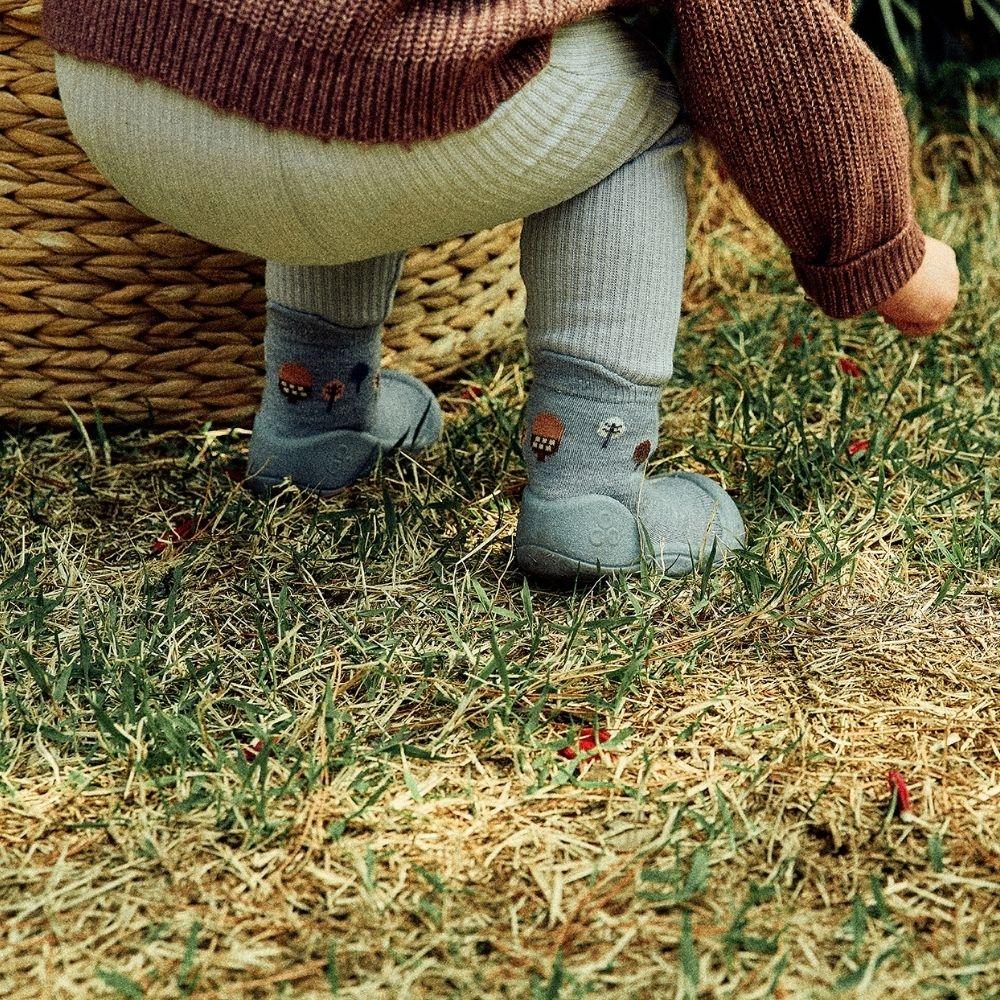 Sapatinhos Attipas Woodland Blue Squirrel em criança, promovendo o desenvolvimento natural dos pés na natureza.