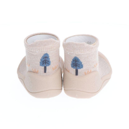 Meias Attipas Woodland Beige Fox com design de árvore azul, promovendo o desenvolvimento saudável dos pés das crianças.