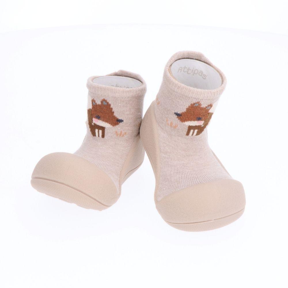 Meias Attipas Woodland Beige Fox para bebés, promovendo movimento e equilíbrio desde os primeiros passos.