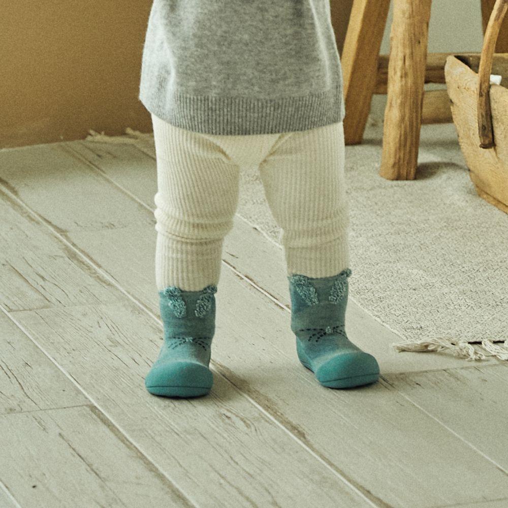 Meias Attipas Rabbit Mint em bébé, projetadas para apoiar o desenvolvimento natural dos pés activos.