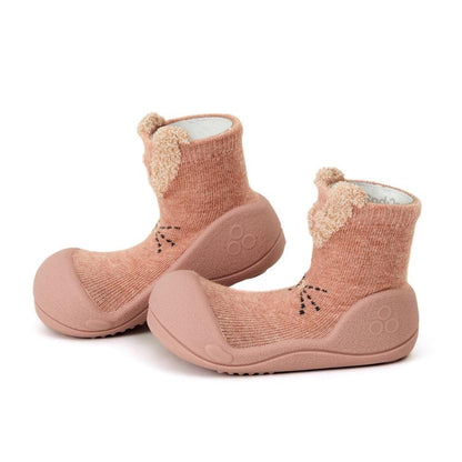 Meias Attipas Rosa Coelho, ideais para o desenvolvimento natural dos pés das crianças e liberdade de movimento.