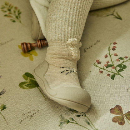 Meia beige da Attipas, ideal para o desenvolvimento natural dos pés de bebés.